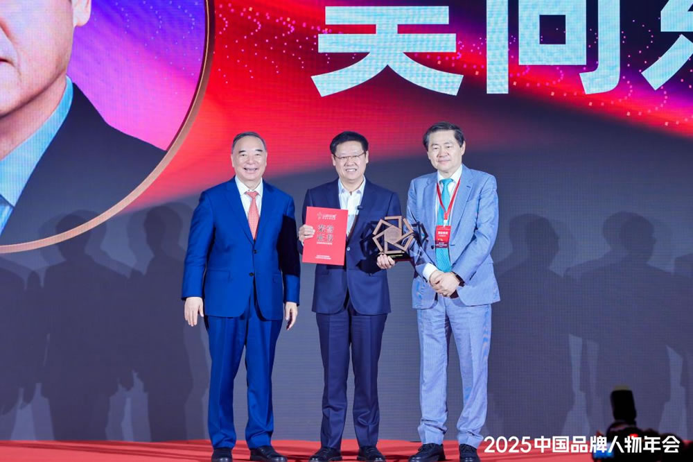 破局立新，酒業(yè)典范！
吳向東榮膺“2025中國十大品牌年度人物”